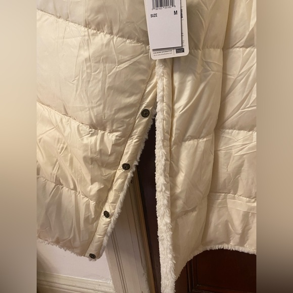 Michael Kors Quilted Ciré and Faux
Shearling Reversible Puffer
Coat- Women’s MED - Picture 8 of 16